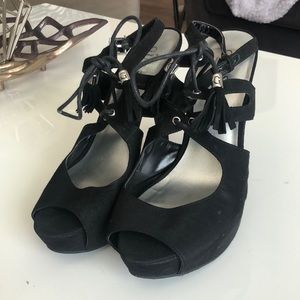 Guess pumps